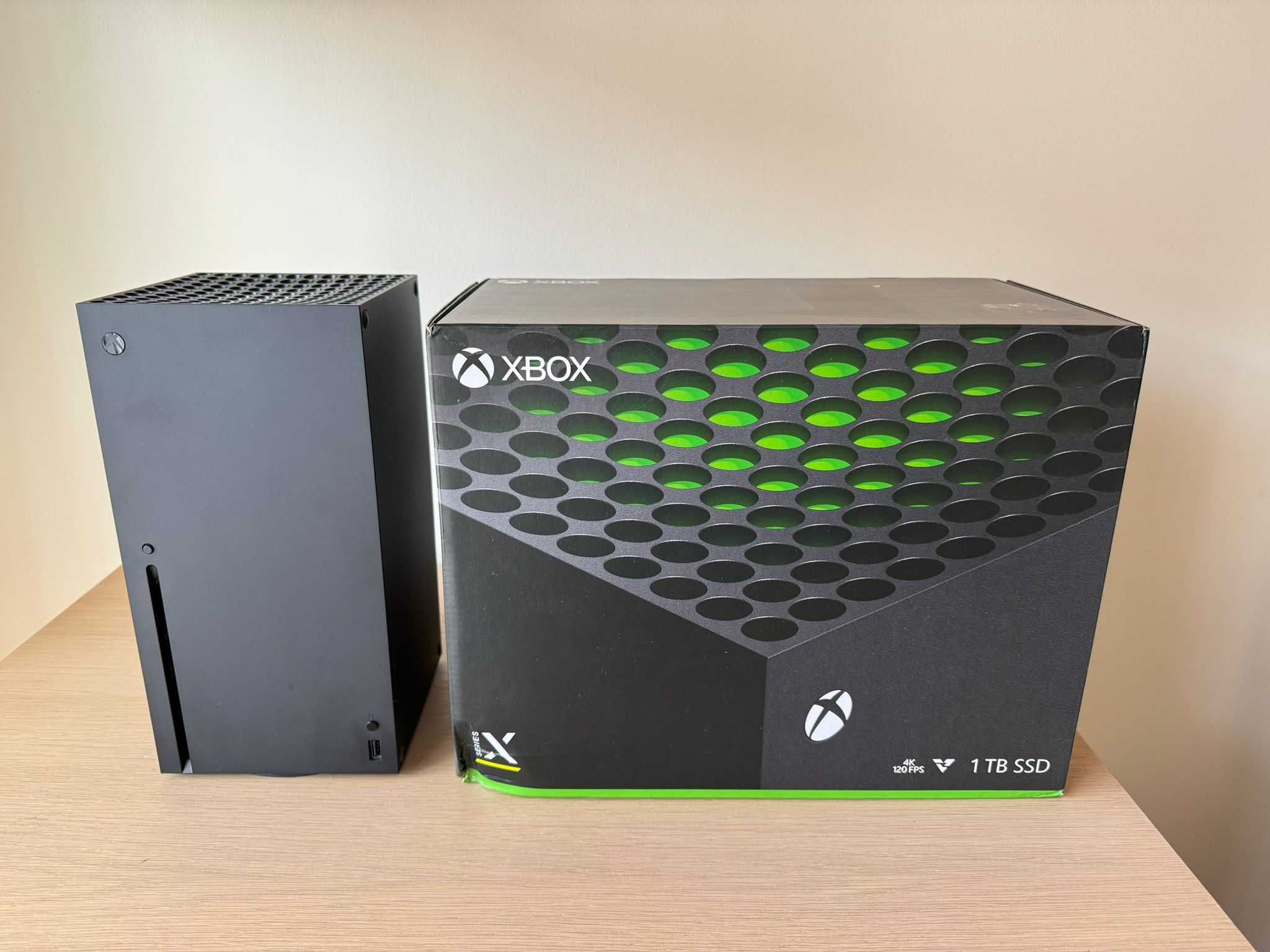 Xbox Series X com comando e caixa original