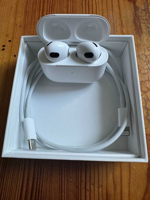 Продам наушники беспроводные AirPods