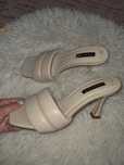 Buty na obcasie beżowe primark