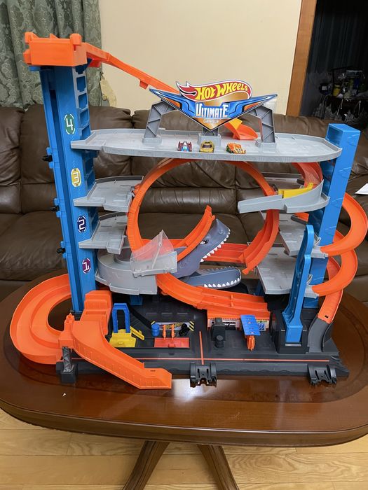 Hot wheels ultimate гараж с акулой.