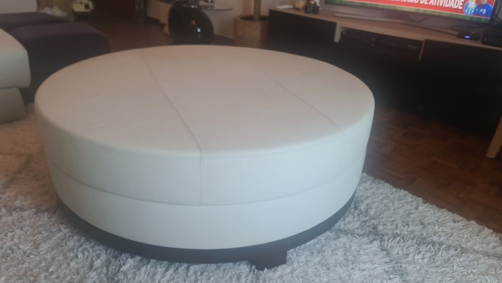 Mesa de centro de sala em pele.