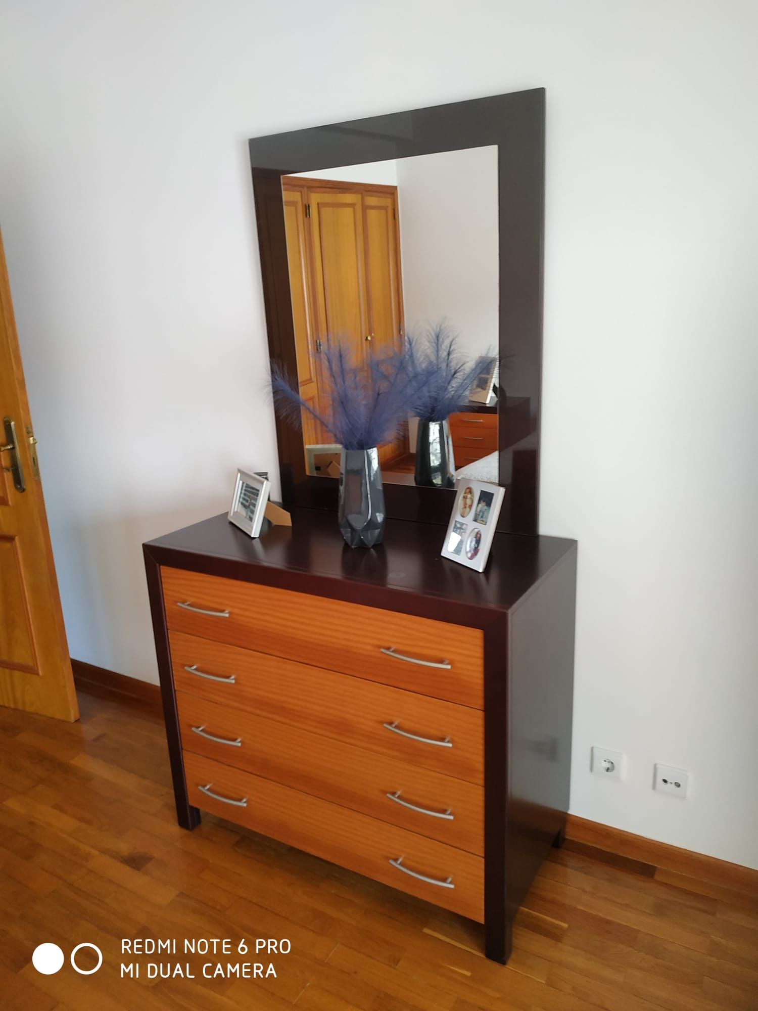 Cama com oferta colchão 190/160 + Cómoda + Mesas de cabeceira
