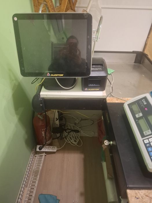 Computador y caixa  monedero e impresora