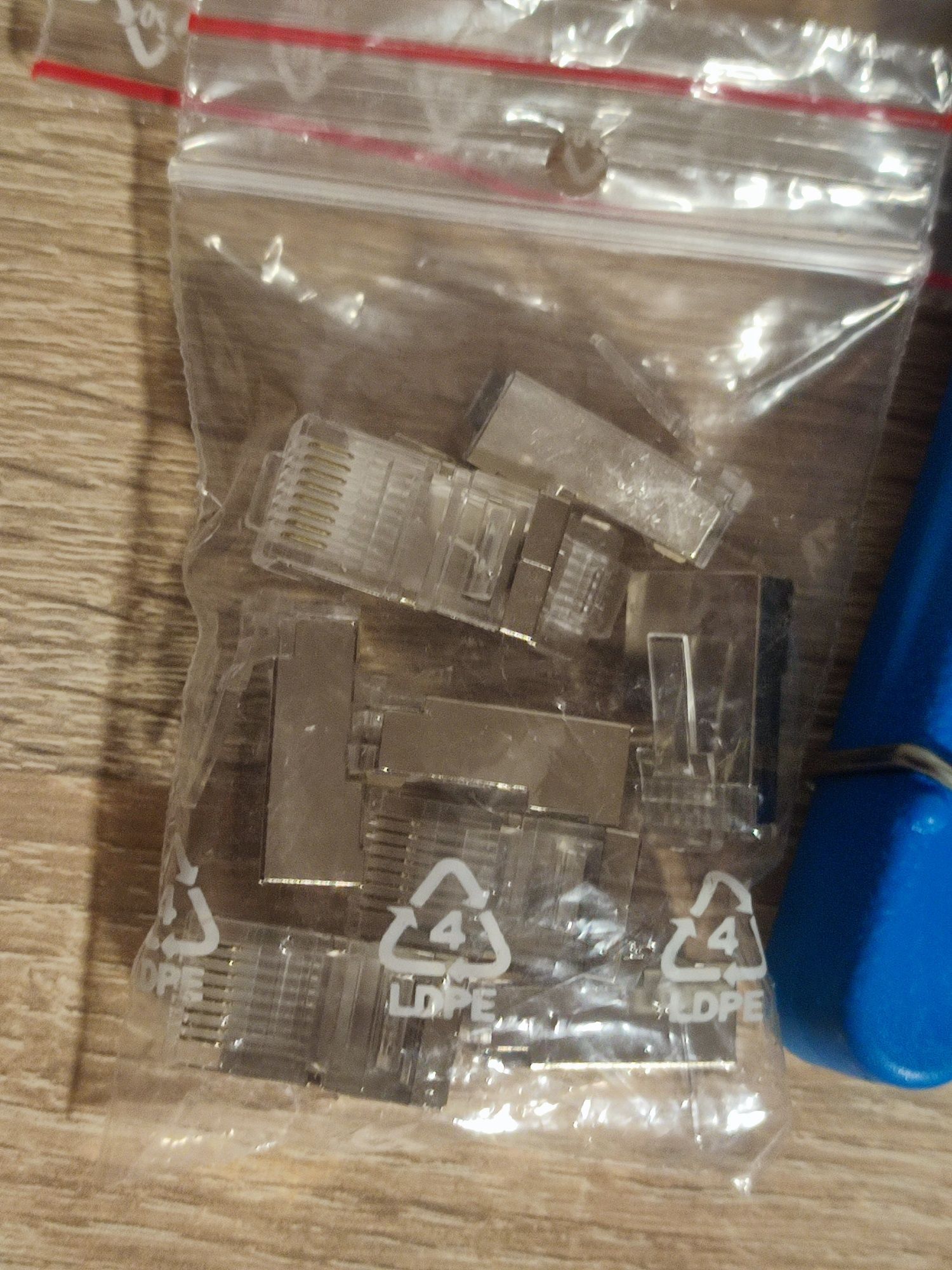Zaciskarka wtykòw RJ45 osłonka