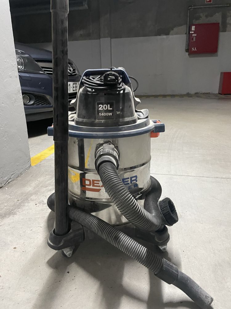 aspirador de sólidos e líquidos Dexter Power de 20L e 1400W.