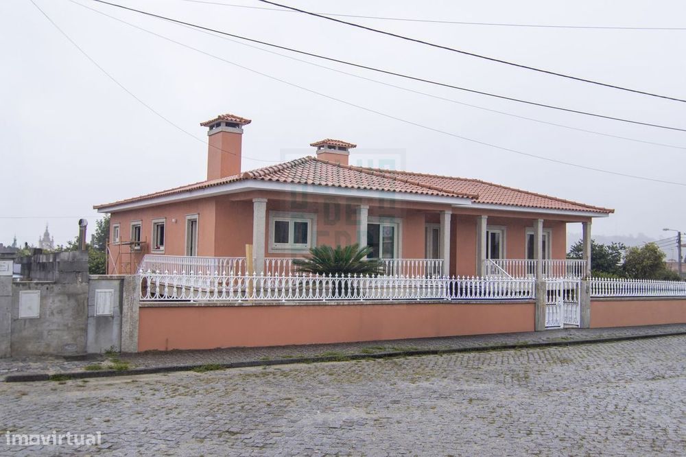 Moradia T3 Remodelada com 4 frentes - Nine Famalicão