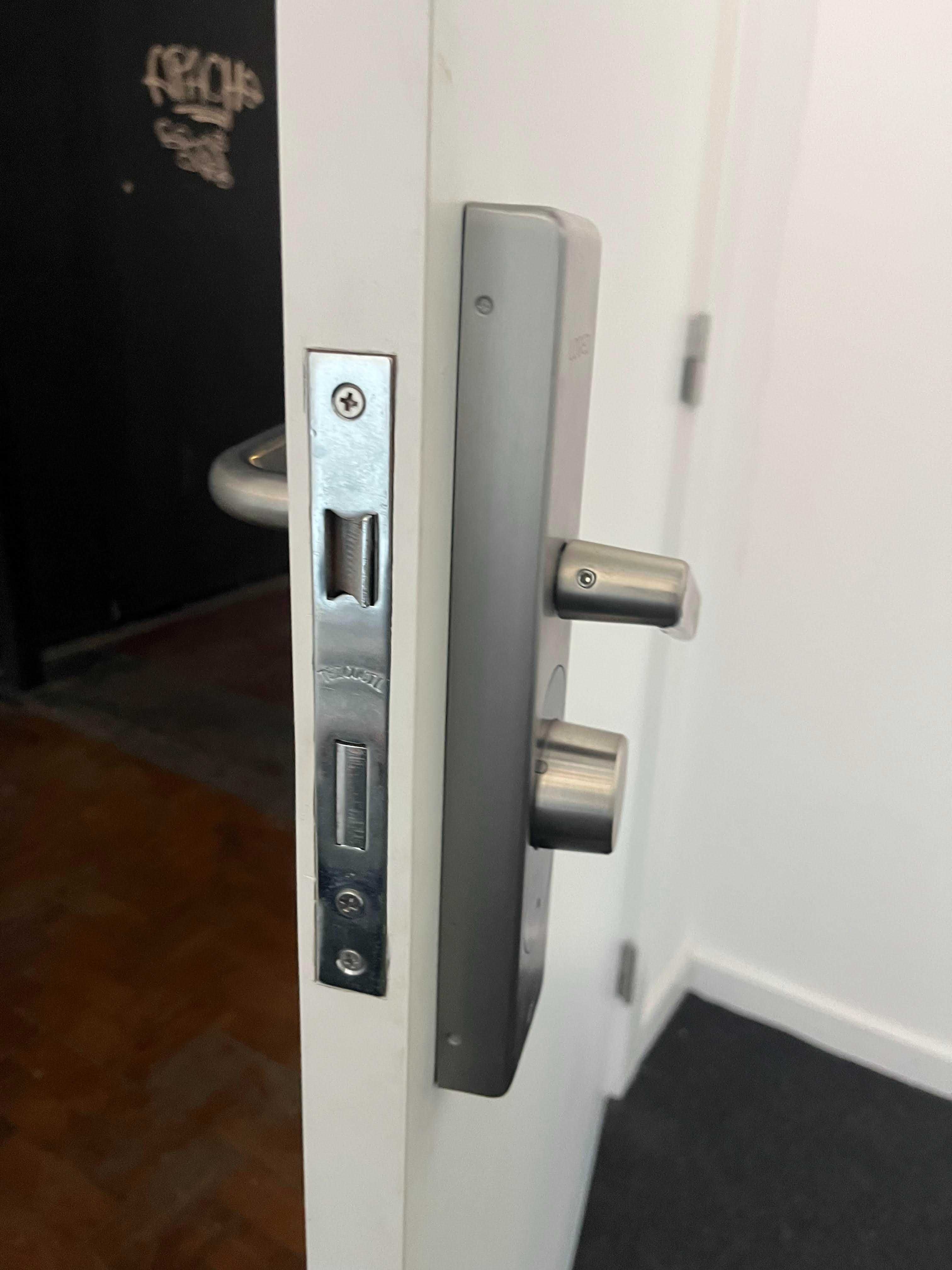 Fechadura electrónica LOQED Touch smart lock