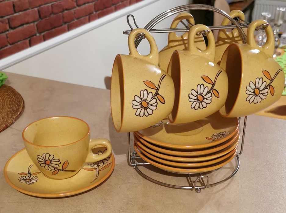 Zestaw filiżanek z kamionki.