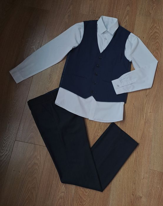 Сині брюки біла сорочка з довгим  рукавом жилетка/костюм трійка