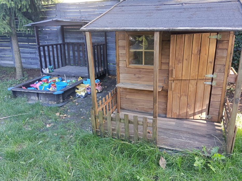 Domek dla dzieci plus stolik i piaskownica