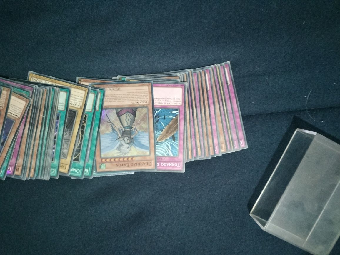 Jogo de cartas yugioh e magic