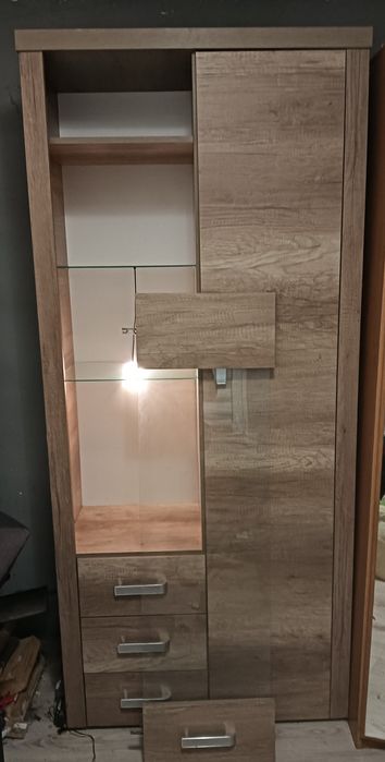Szafa z szybą podświetlana