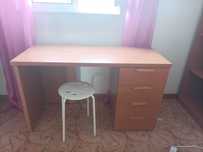 Mobília para quarto: duas camas, secretária e estante.