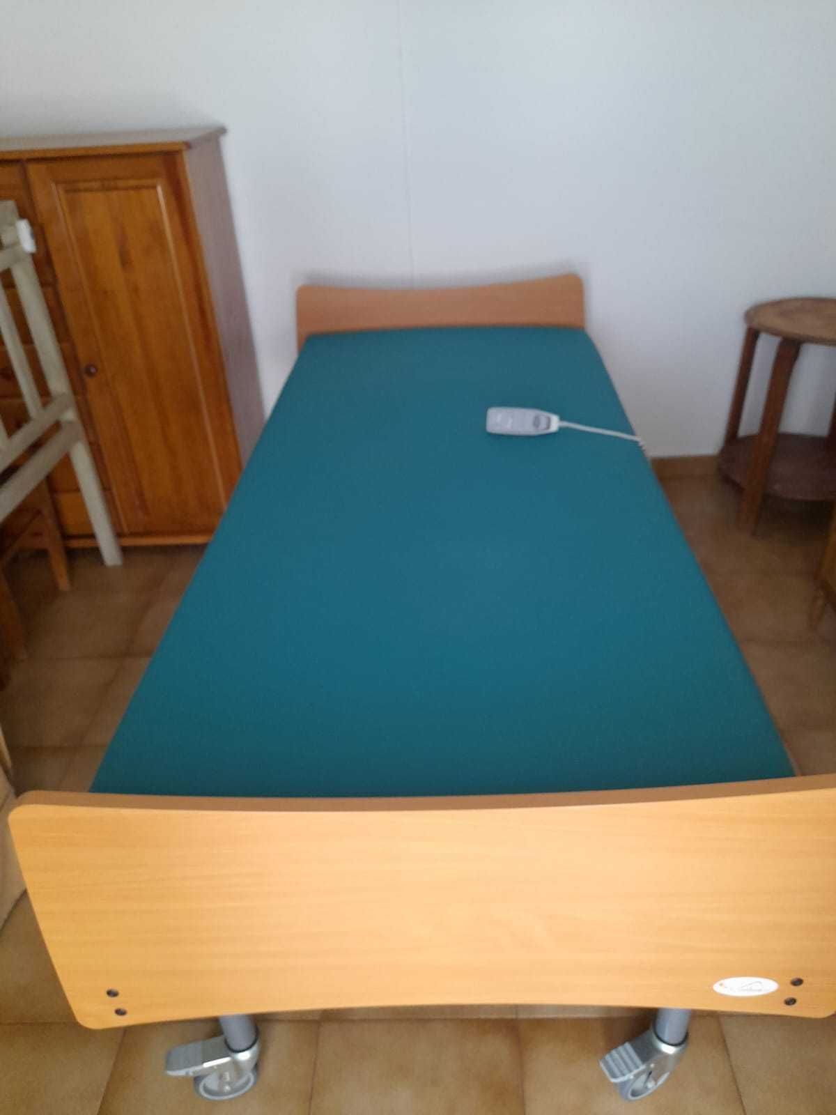 Cama articulada ORTHOS XXI com comando elétrico e colchão anti-escaras