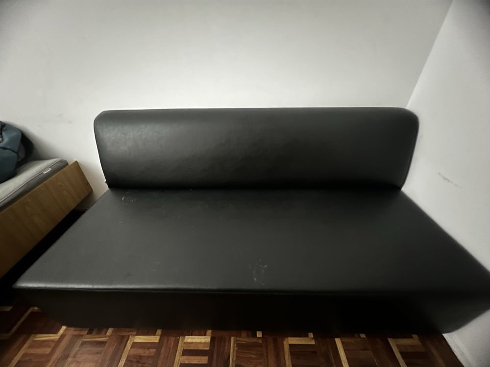 Sofa de couro preto