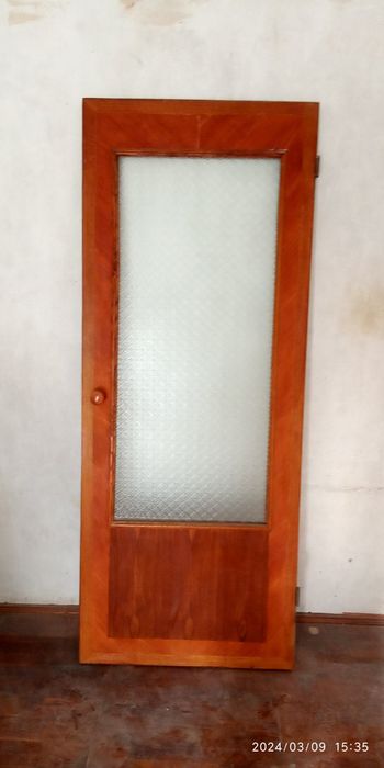 Продам б/в двері оздоблені дубовим шпоном.