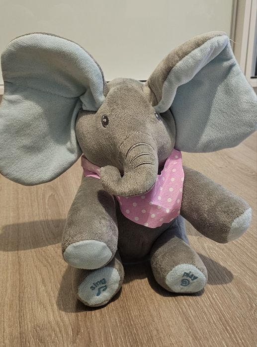 Śpiewający słoń ruszający uszami