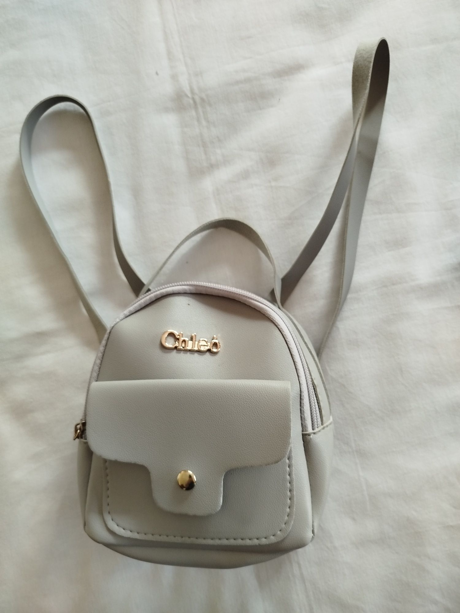 Mochila de cor cinza