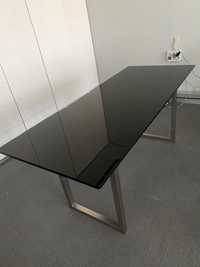 Mesa com base em metal e vidro preto . 110x 250cm