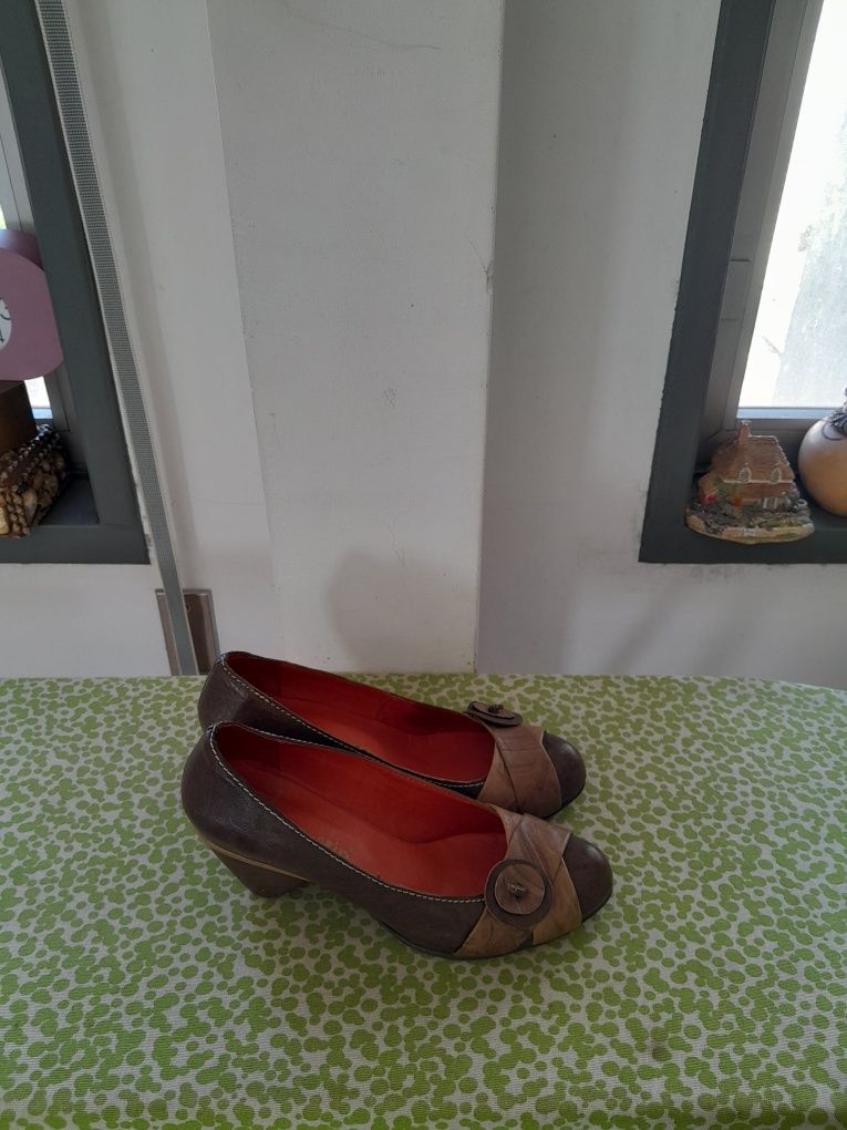 Vendo Sapatos de Senhora muito bonitos como novos