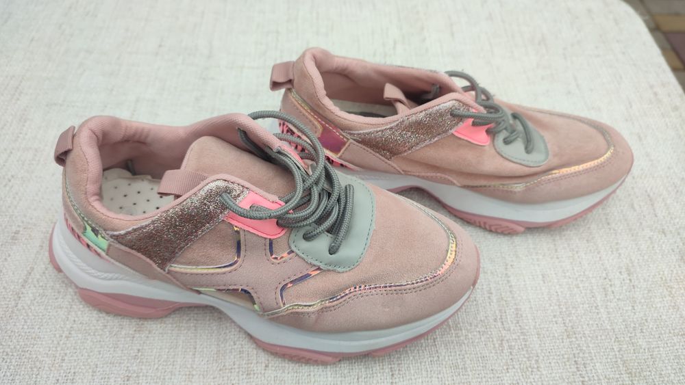 Жіночі кросівки рожевого кольору.