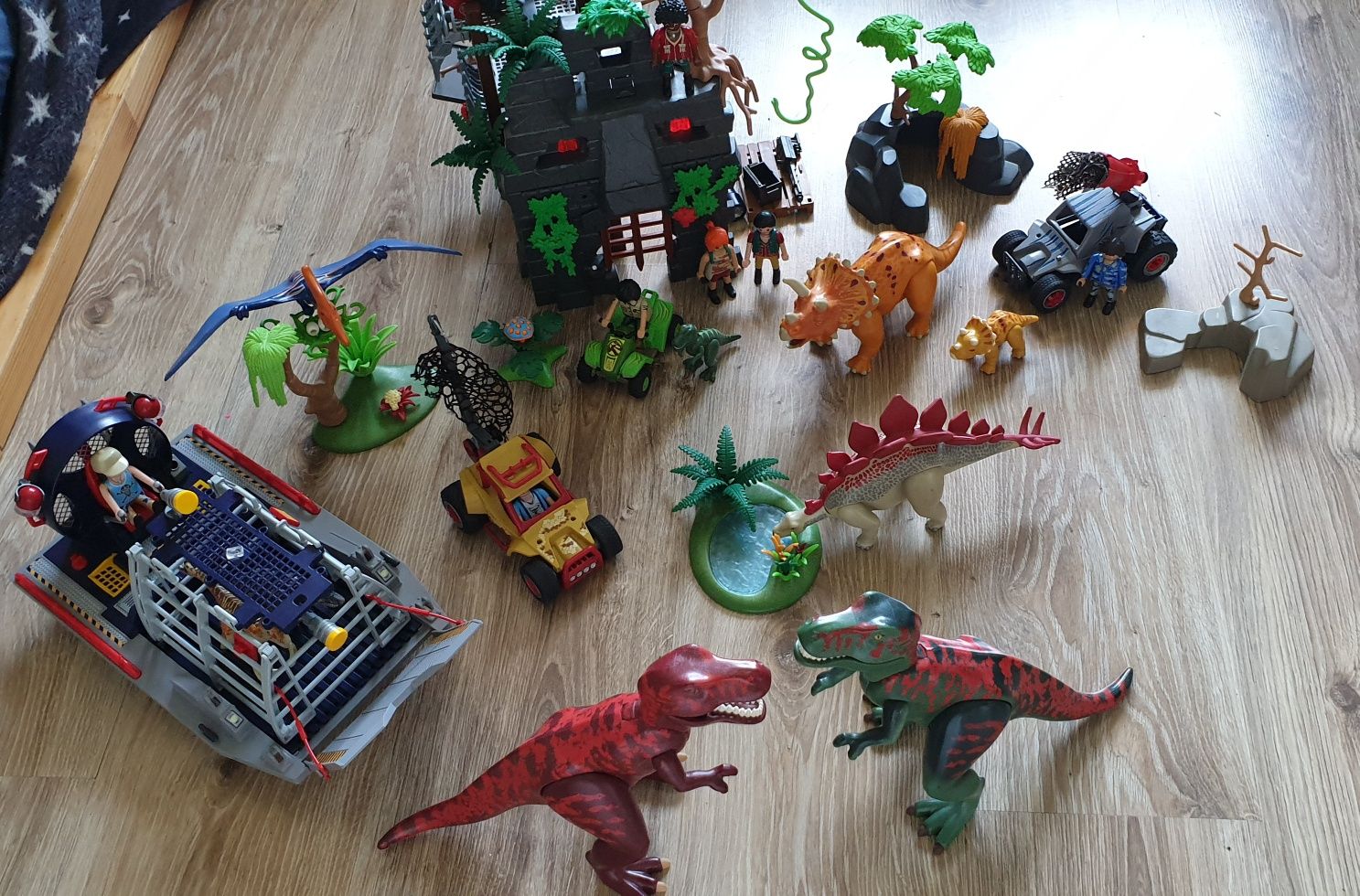 Mega zestaw Playmobil dinozaury skalna wyspa queen bajka