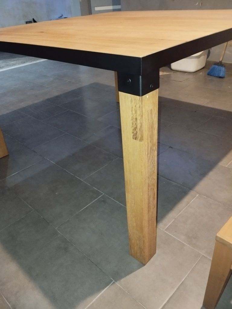 Mesa de jantar quadrada