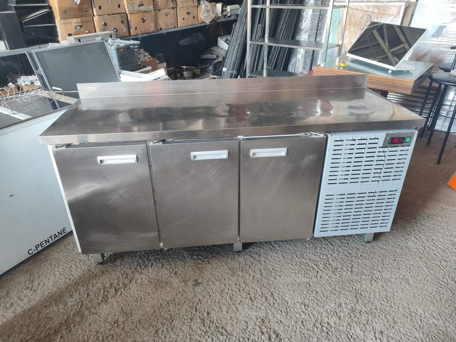 Холодильный стол из нержавейки. Витрины. Лари