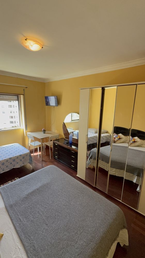 QUARTO com casa de banho privativa 2 camas em Massamá