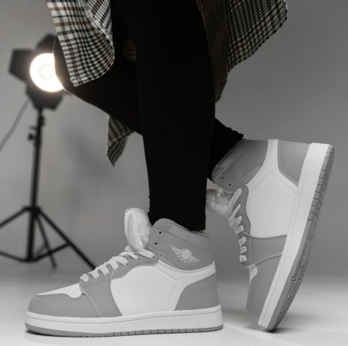 Кросівки жіночі зимові на хутрі, колір біло-сірий