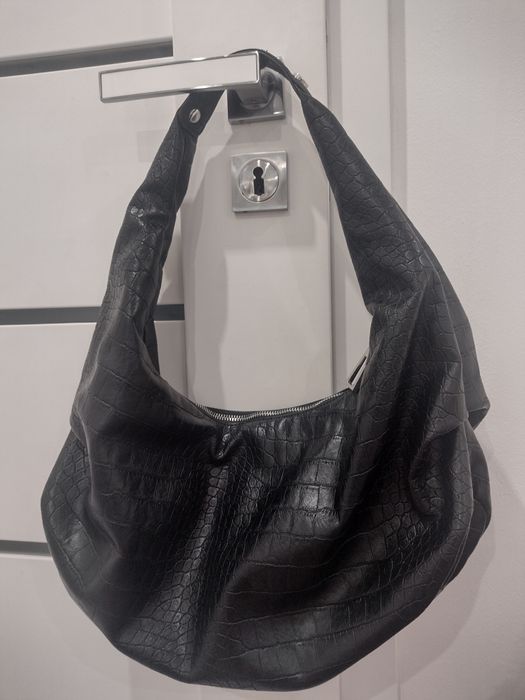 Torebka Bershka z imitacji skóry krokodyla czarna duża