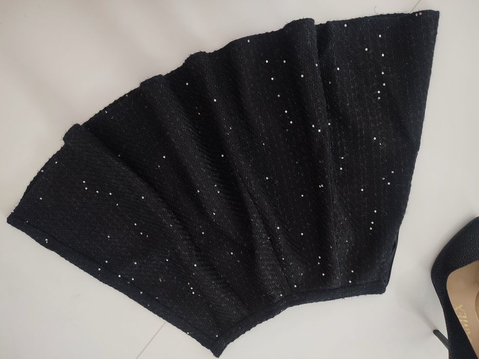 Czarna spódnica rozkloszowana S