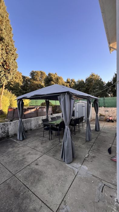 PÉRGOLA SANTORINI CINZA ARDÓSIA COM CORTINAS 3X4M