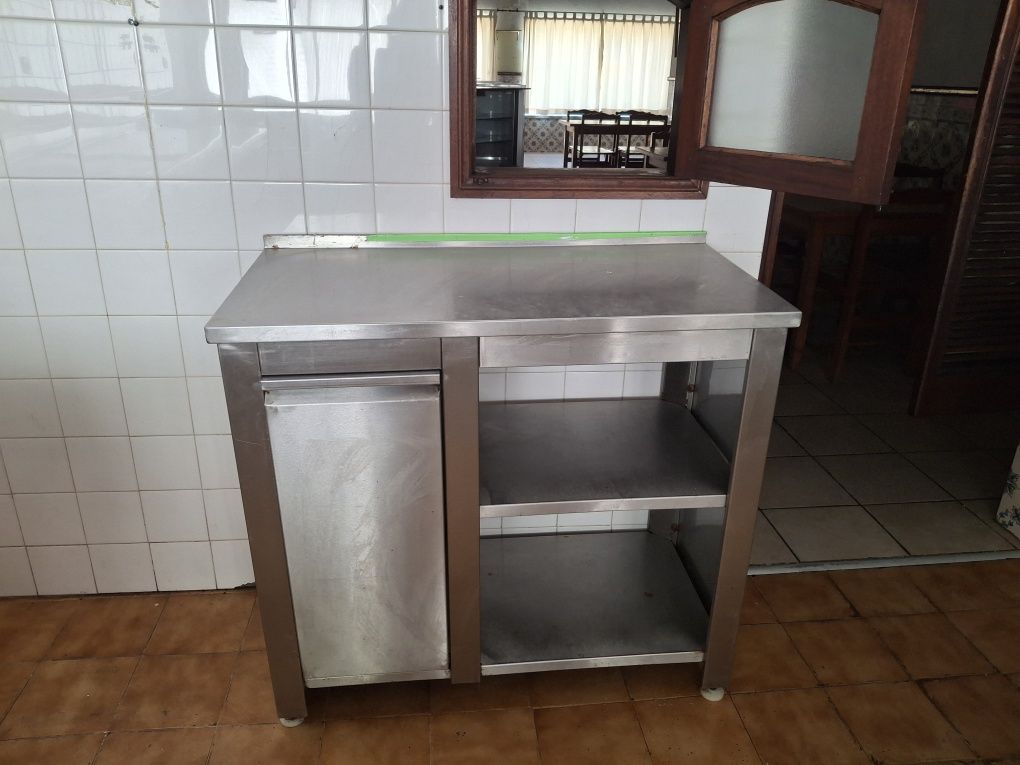 Mesa inox com porta e parteleiras abertas