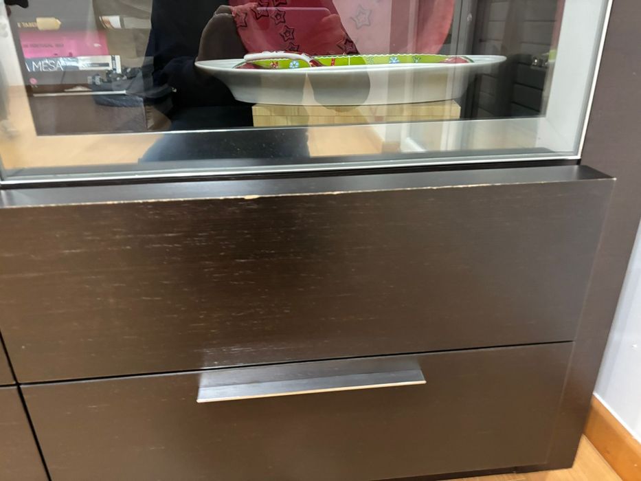 Vitrine vanguê com prateleiras de vidro.