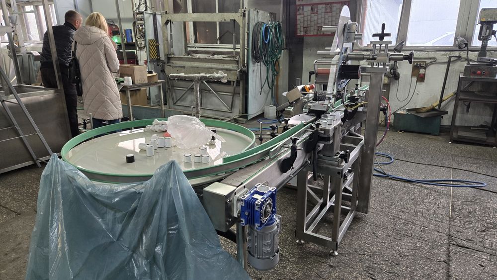 Автоматична лінія для обклейки етикетками круглої тари