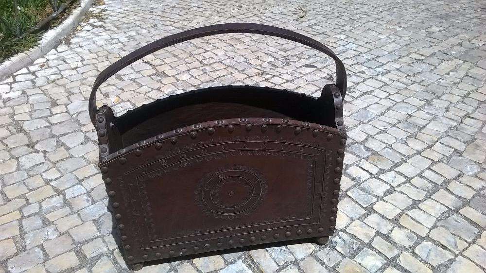 Suporte para Jornais, Revistas, etc. Em Couro (Cabedal). Antigo. Lindo
