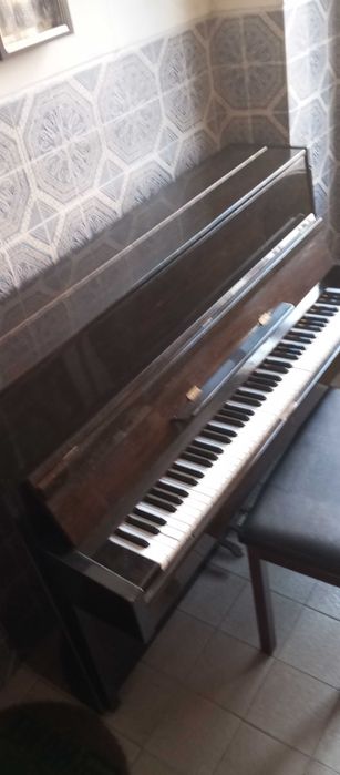 Piano de parede HSINGHAI, Bom estado.