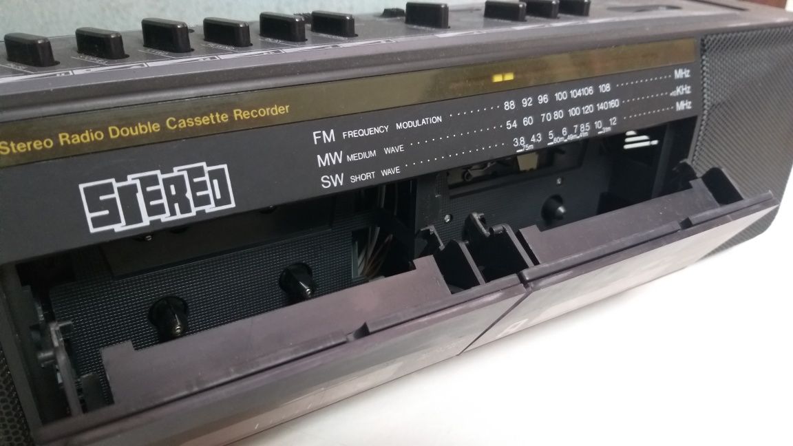 Rádio Antigo de cassetes Novo