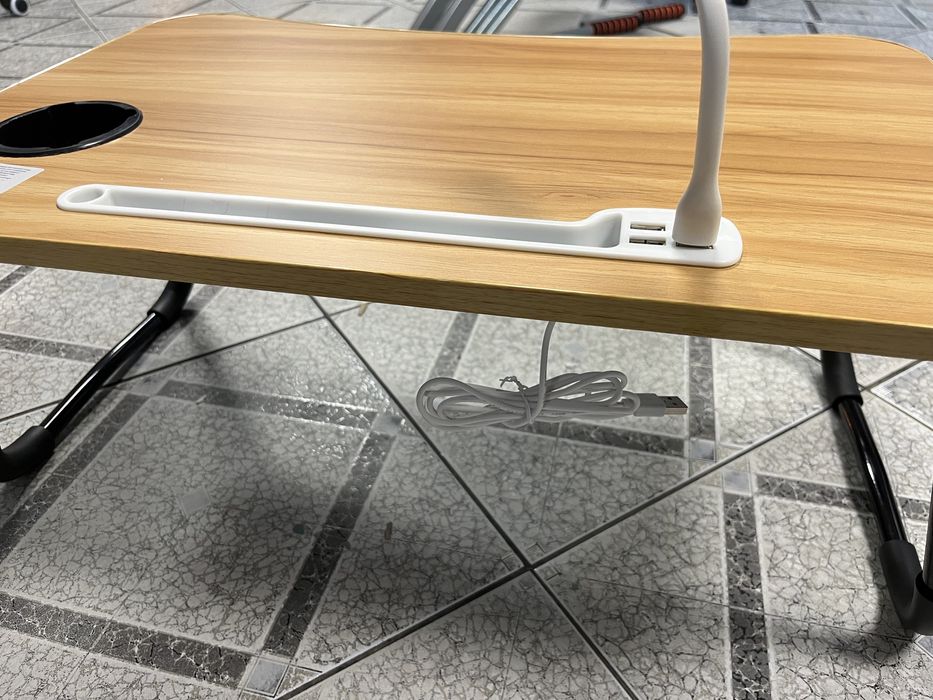 Stolik pod laptop z USB