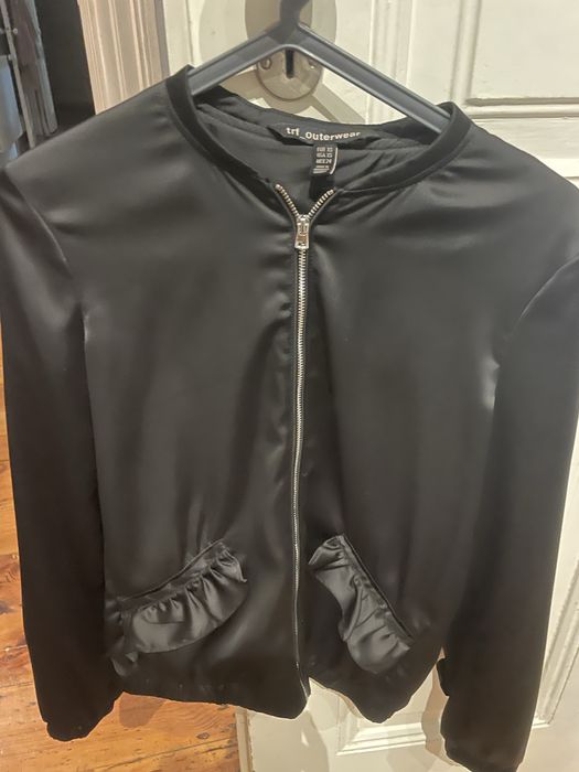 Blusao acetinado com folho preto