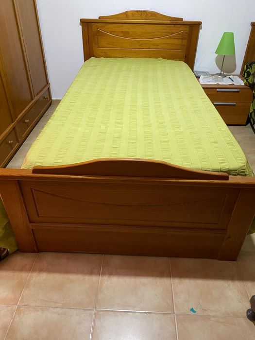 Vende-se Cama de corpo e meio com colchão  em madeira.