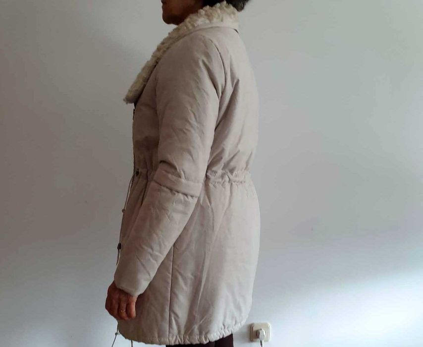 Casaco forrado com gola de pêlo