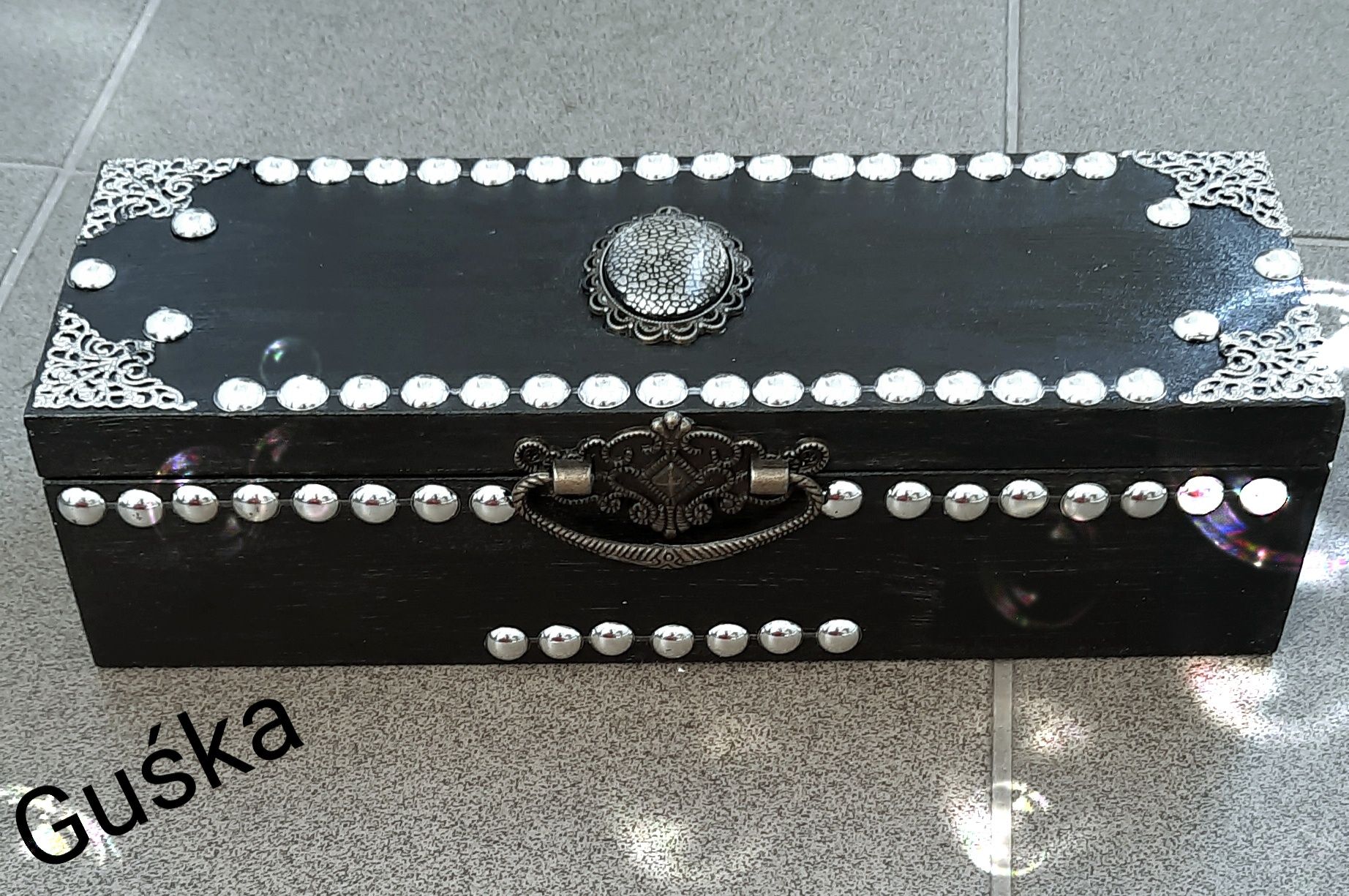 Unikatowa szkatułka w stylu loft-glamour w kolorach czerni i srebra