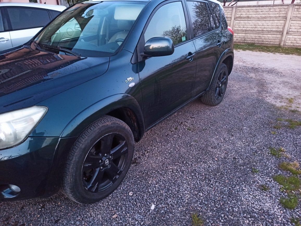 Samochód Toyota rav 4.