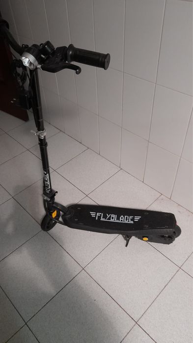 Trotinete elétrica Flyblade — em ótimo estado (com carregador)