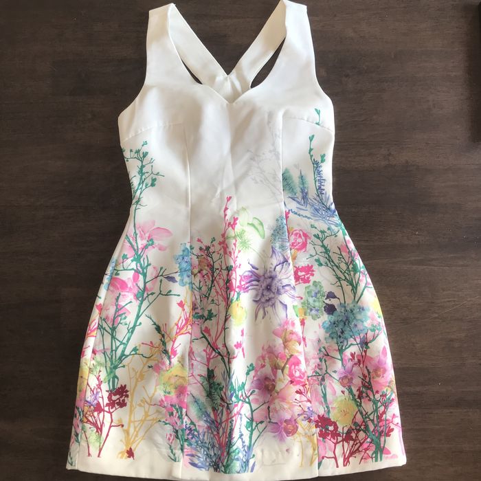 Vários vestidos de mulher - tamanho S/M