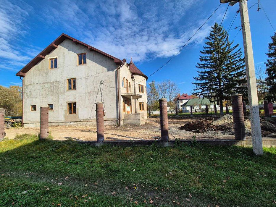 Продаж будинка з басейном