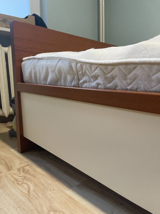 Sprzedam duże łóżko 190x140cm + materac. Negocjuj cene