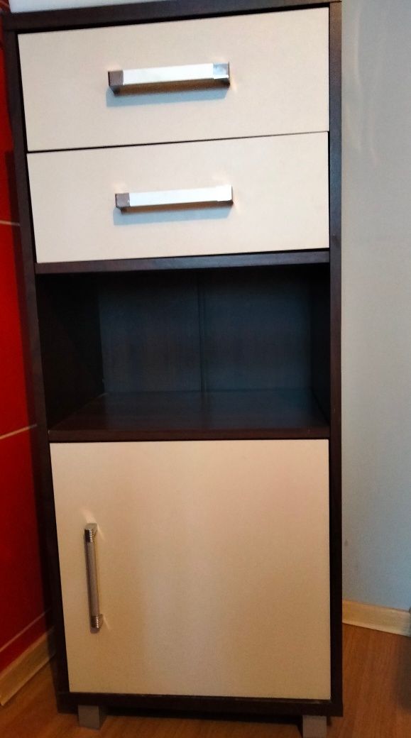 Szafka stojąca w kolorze wanili.